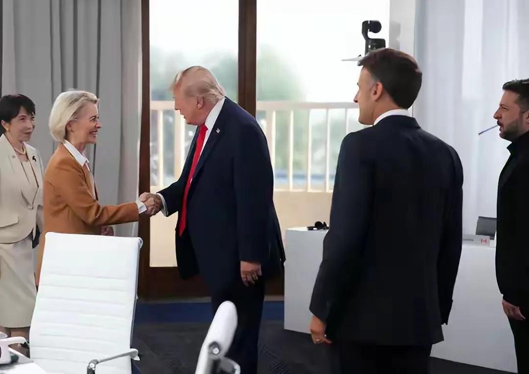 G7峰会上，泽连斯基也去了，他去是为了要饭的，欧美不支持他，他就顶不住了！在会上