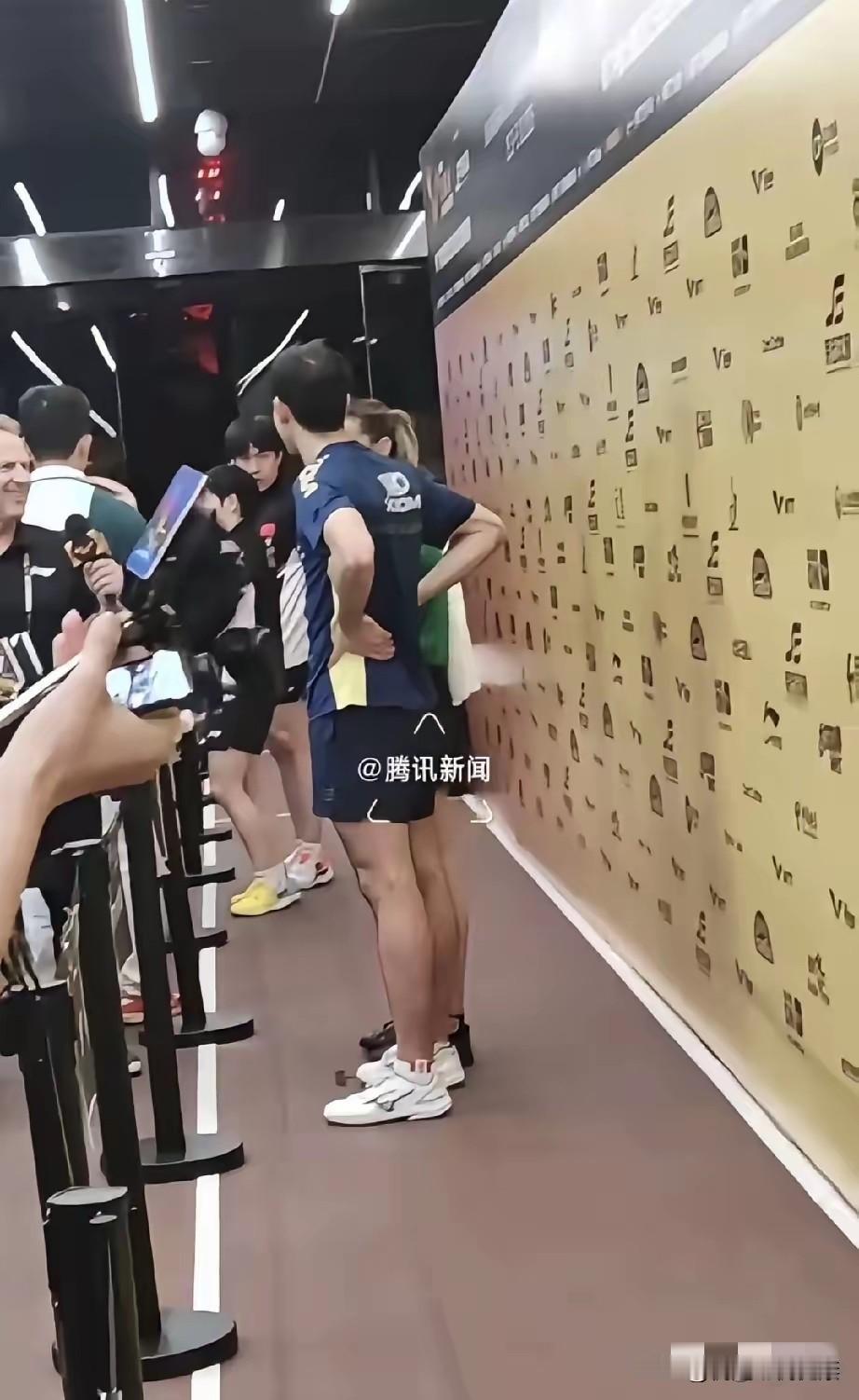 王楚钦采访翻车，一句“老婆”引爆全网猜想！赛场上行云流水的球王，采访现场却卡