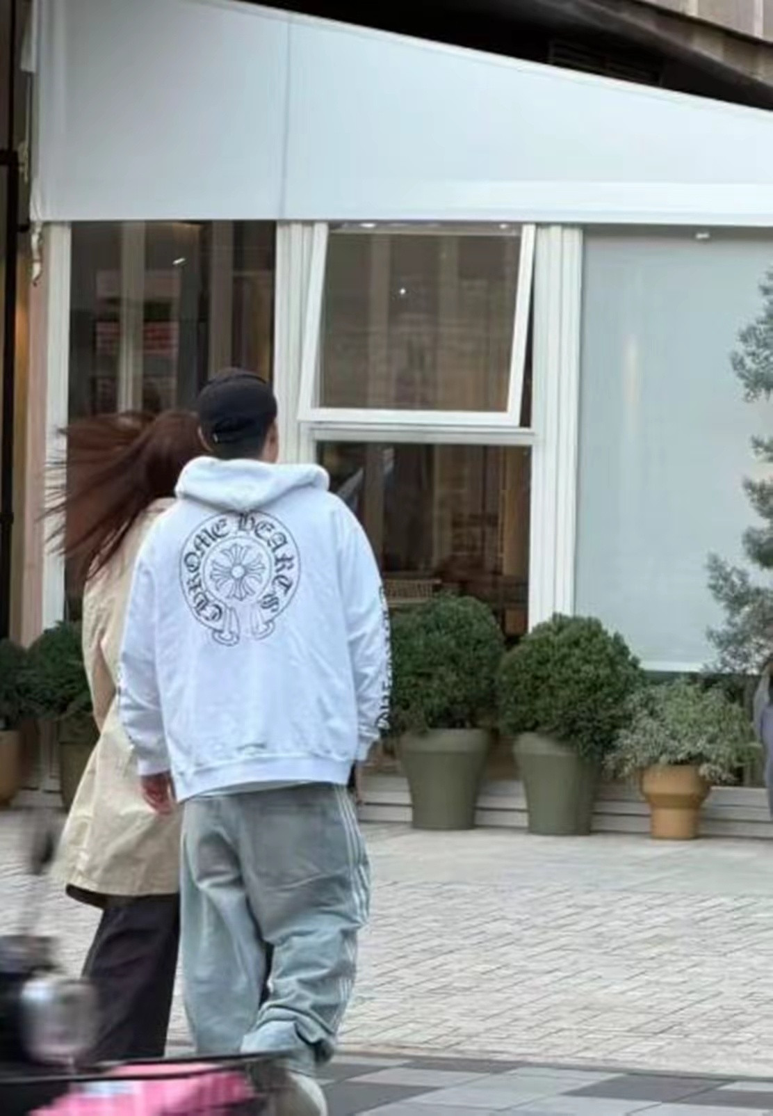上海街头偶遇陈赫，跟张子萱走一起显普通，穿增高鞋裤子依旧拖地