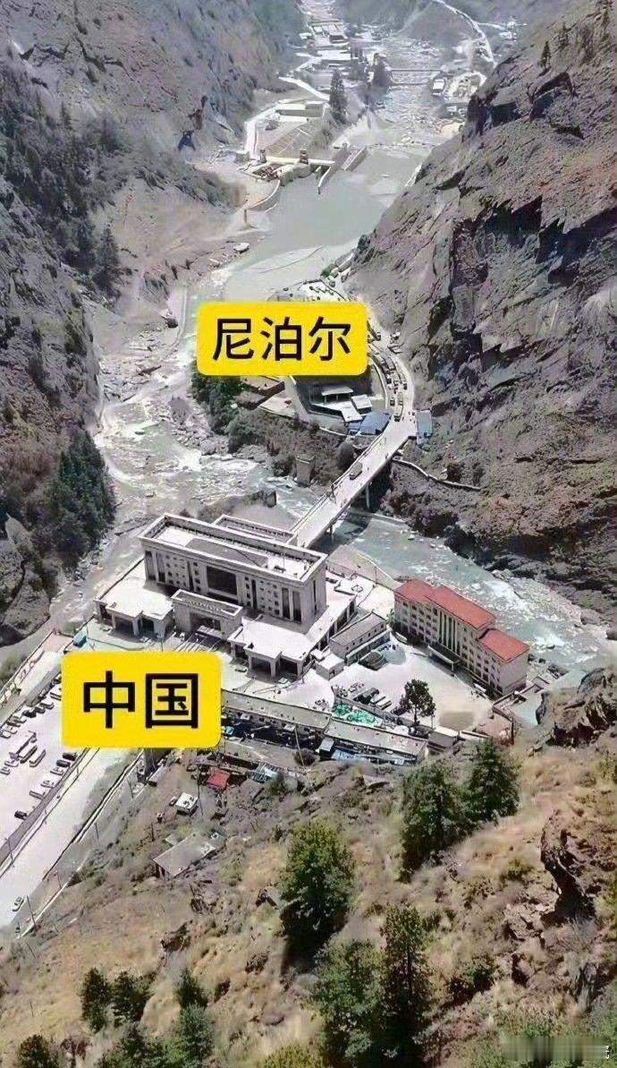 西藏尼泊尔口岸被泥石流、洪水席卷的视频，相信很多人都看到了。巨大的洪流冲进谷地，