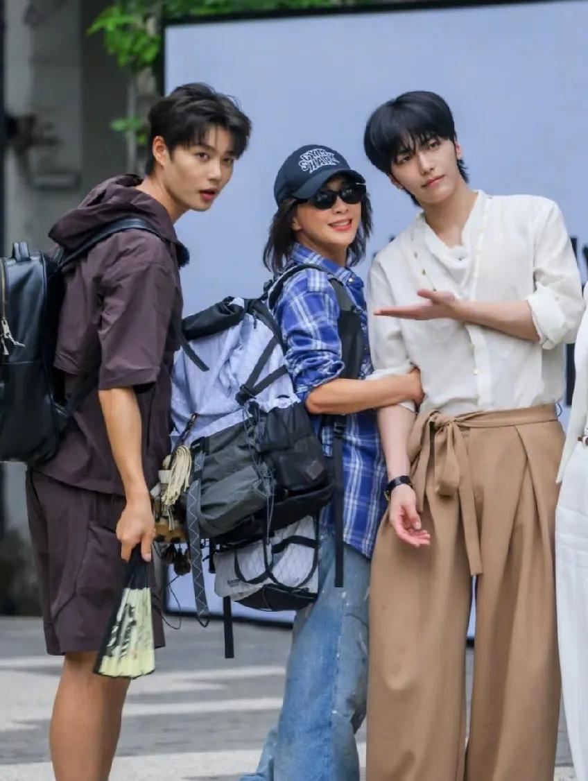 震惊到我了，演员邵兵儿子邵子恒问：“大山里的孩子有可能他们在山里很快乐，为什么一