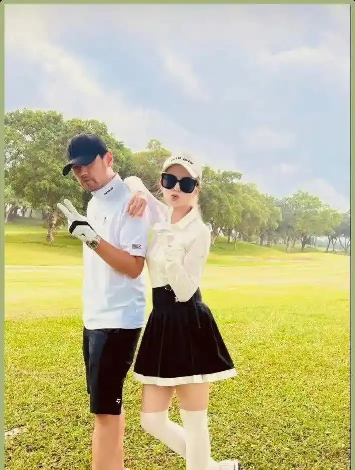 周杰伦蓄起胡子之后，看着像大叔，比他小十四岁的昆凌换上一条百褶裙，瞬间又嫩成了学