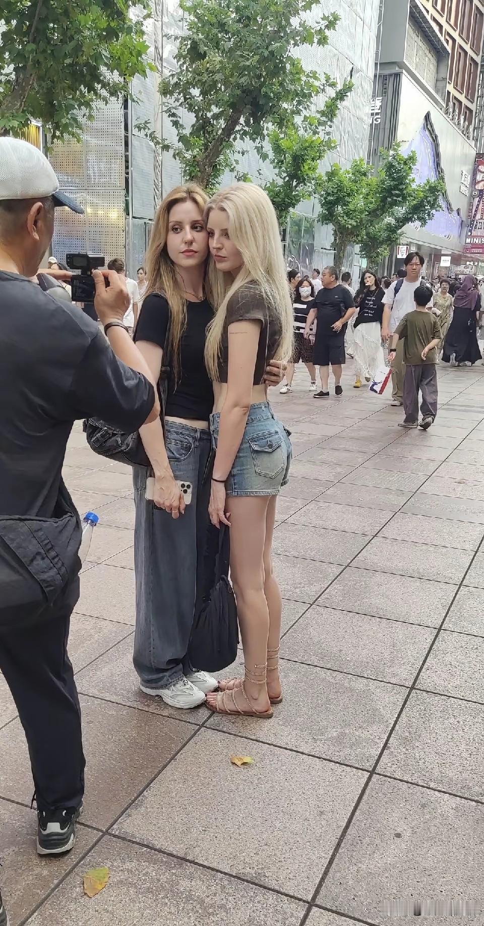 这两个外国女孩身材好像并不是很高，两个人长的比较像，极有可能是姐俩，要喜欢她们的