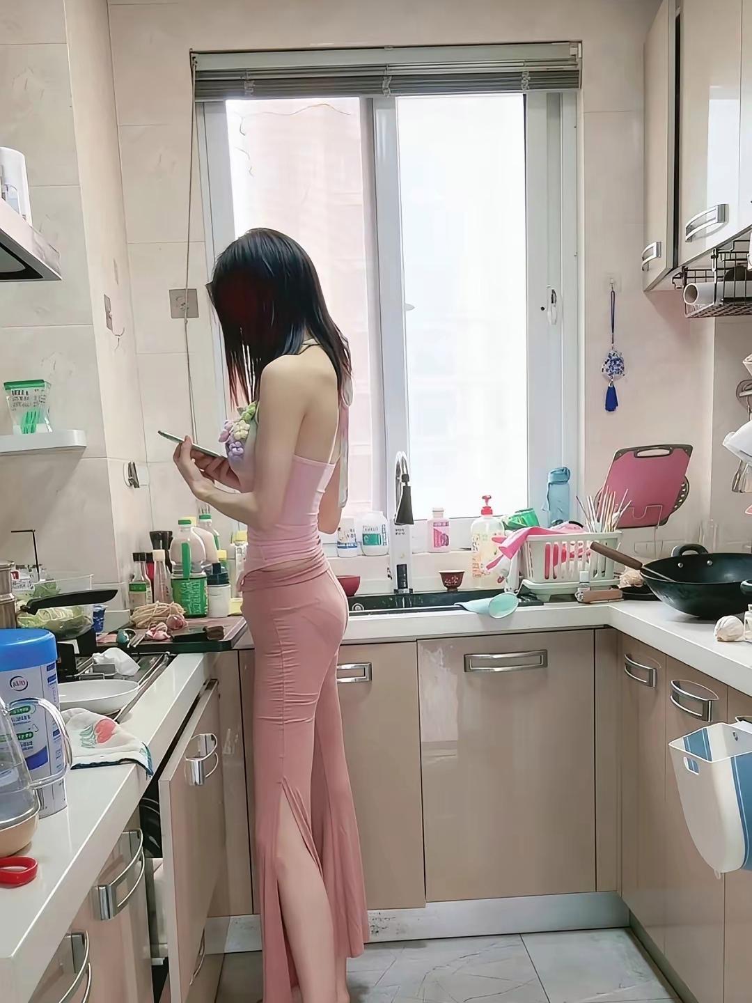 谁家老婆不穿鞋子做菜的