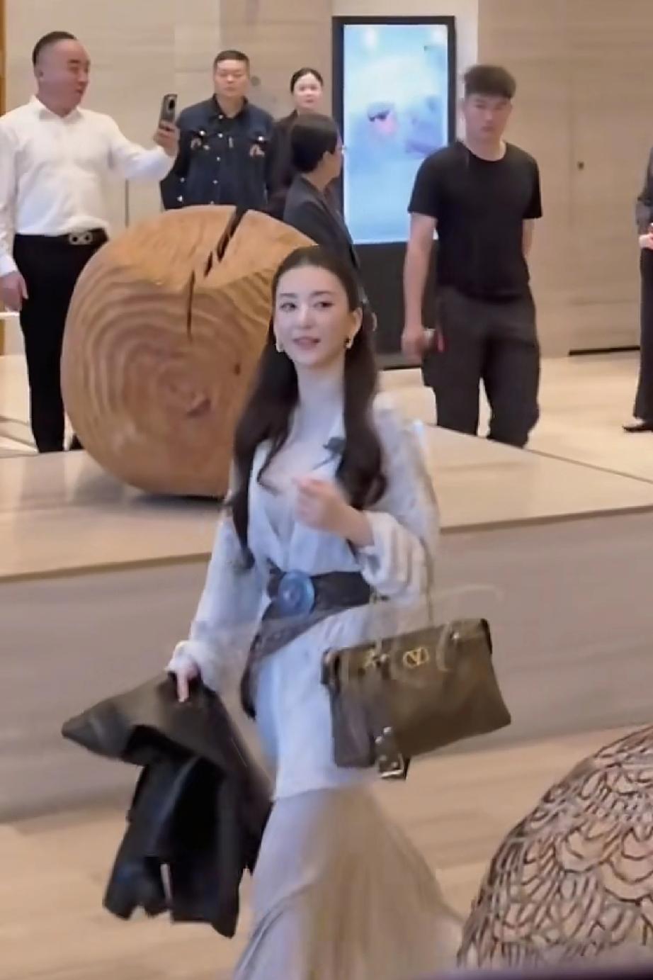 4月6日，方媛从中国香港赶往重庆录制综艺《桃花坞》，她的真实颜值曝光，脸确实变化