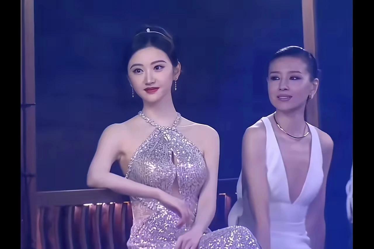 董洁漂亮吗？很漂亮的！为什么跟其他人合影时暗淡无光，秒变路人甲…