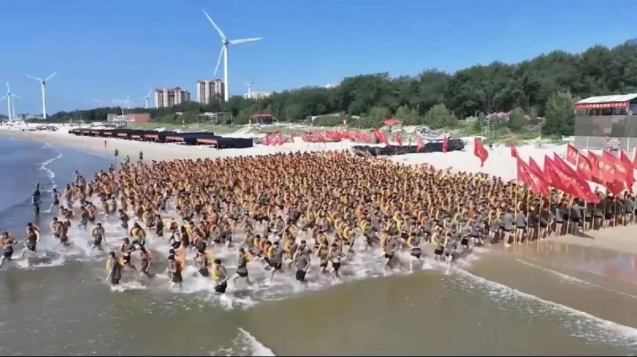 近期陆军进行濒海训练的报道也愈加频繁了。海上长游、武装泅渡、水中格斗、夜间泅渡等