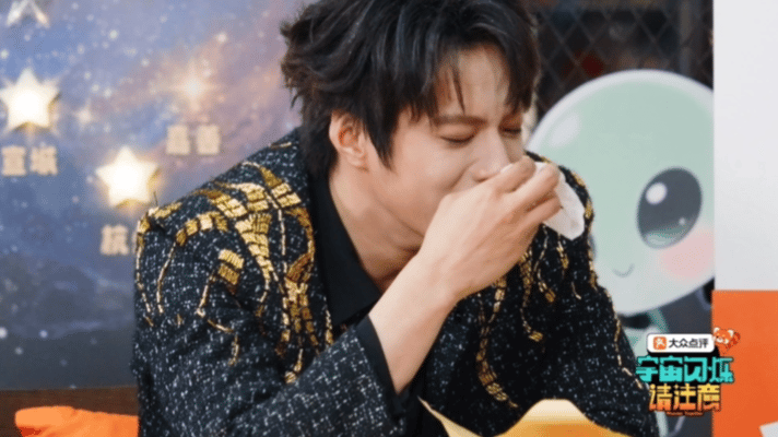 刘耀文上次哭成这样还是出道日宇宙闪烁请注意《宇宙闪烁请注意》收官集里，刘耀文在