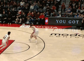 杨瀚森机警抢断，空中助夏普轰进三分！北京时间1月8日，开拓者与火箭的比赛来到第