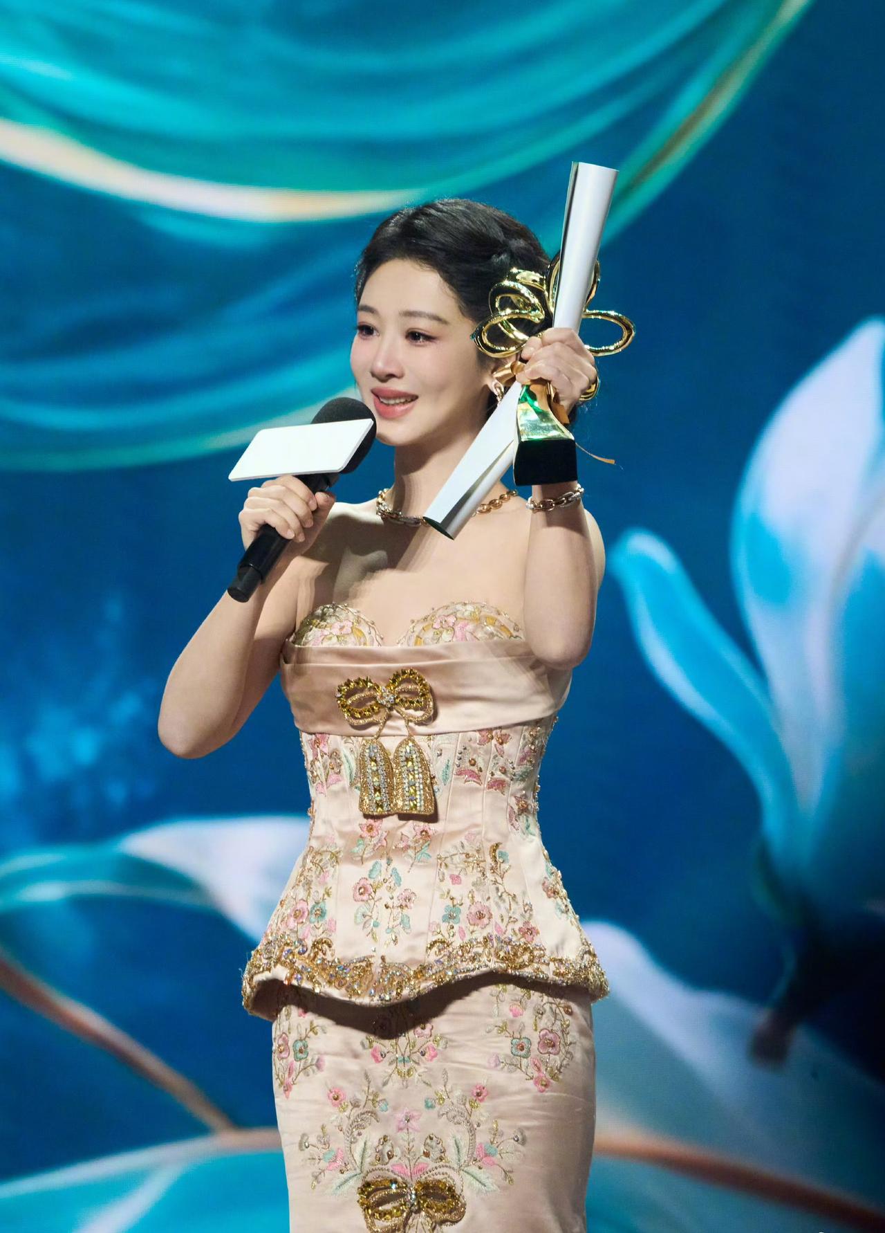 杨紫拿下首位90后白玉兰最佳女主角后，一段《家有儿女》时期的往事被网友重新翻出，