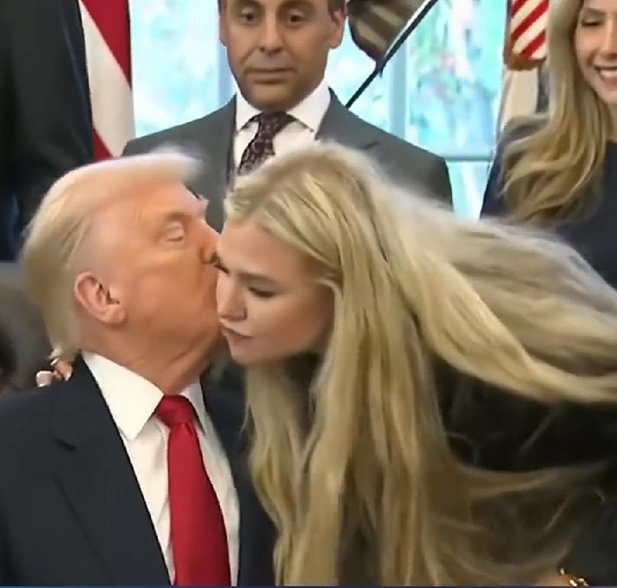 特朗普与查理柯克的老婆，亲上了！老特亲的时候，还带声音，啵！亲的很用力！看艾丽卡