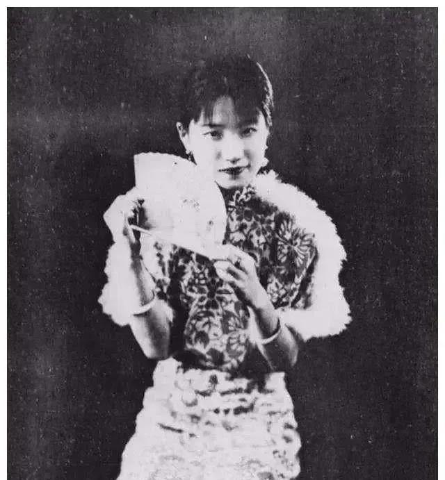 1965年，陆小曼病重。临终前，她提出遗愿：“希望和徐志摩合葬！”徐志摩的儿子回