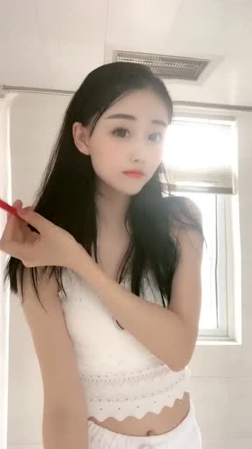 笑话：男子在一家饺子馆要了半斤饺子，吃了几个叫来服务员说，你家饺子味道也一般啊，