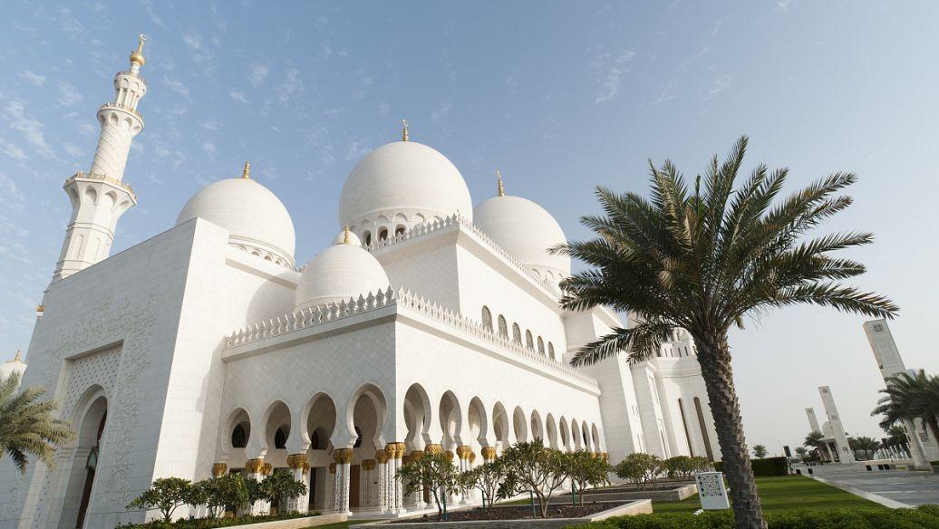 为什么沙特富得流油，却没有国家敢轻易打它的主意？把答案归成“它有钱”太浅了。真正