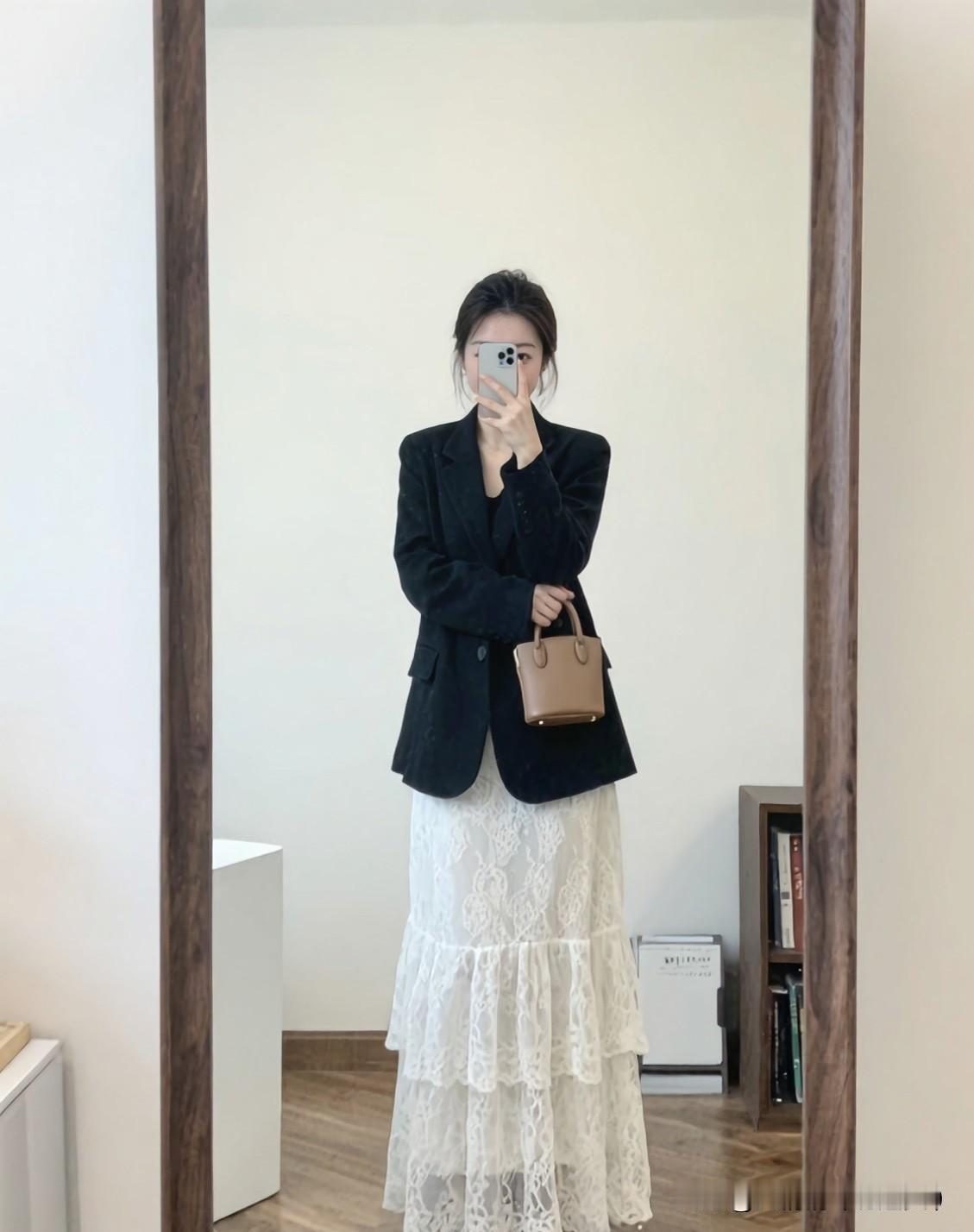 真正的脱胎换骨，都是对自己够狠。很多人以为自律是温柔坚持，其实能让人彻底蜕