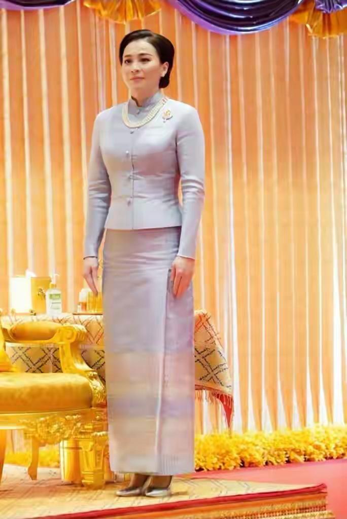 苏提达王后的胸针真的值50万？一身穿搭加起来能抵二线城市一套首付？普通人看了