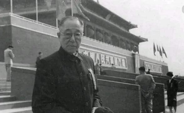 1950年，《婚姻法》要求一夫一妻制，溥仪的七叔载涛却犯了愁，他有3个小妾，每个