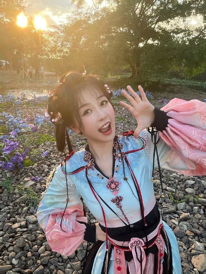 虞书欣凌妙妙一周年花絮照虞书欣检测到凌妙妙行动轨迹虞书欣凌妙妙一周年花絮照