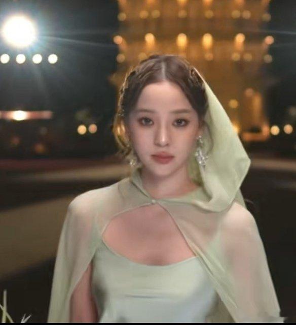 哪是审美这么简单壁差就是欧阳娜娜这种就是有bug但整体算美女，鼻子塌面中平，但脸