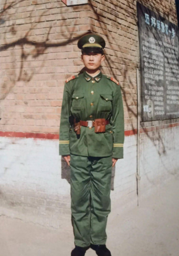 1993年，云南，一名武警战士回乡探亲，借住在姐夫家。半夜，他撞见姐姐房里竟有个陌生男人。他当场报警
