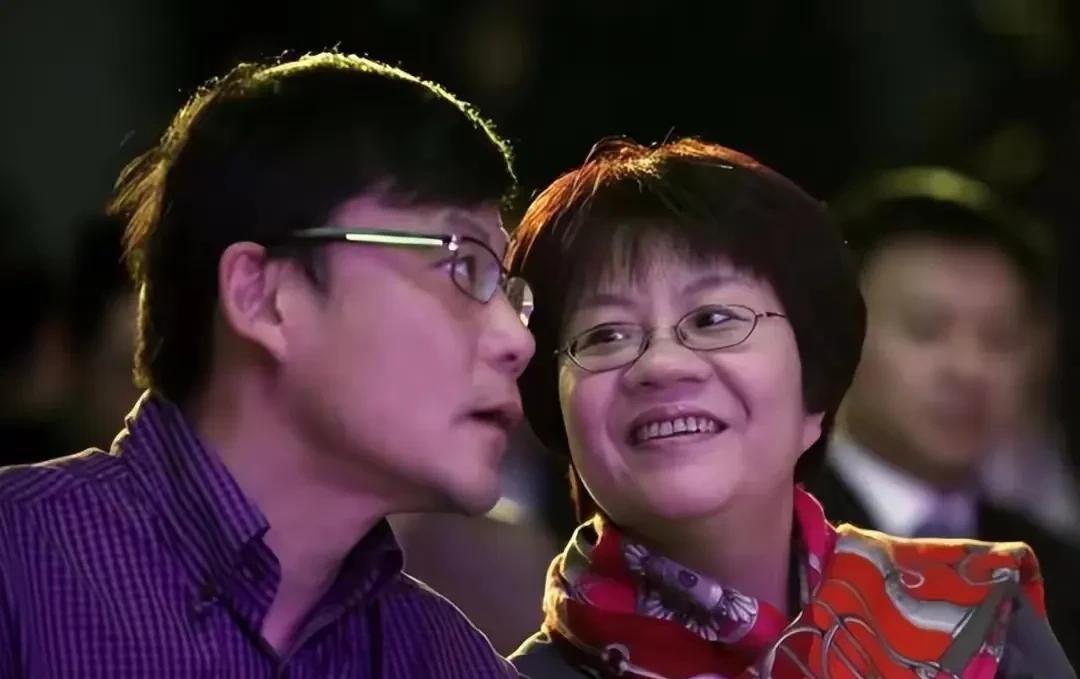 年轻的时候“我们不懂爱情”，但认为写书的人懂；现在我们成熟了“依然不懂爱情”，但