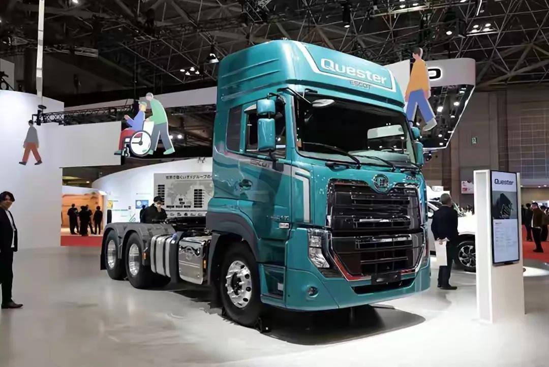 东风天龙高端旗舰建议学习UD卡车的镀铬前脸，在香港'在日韩这类卡车看起来就觉得干