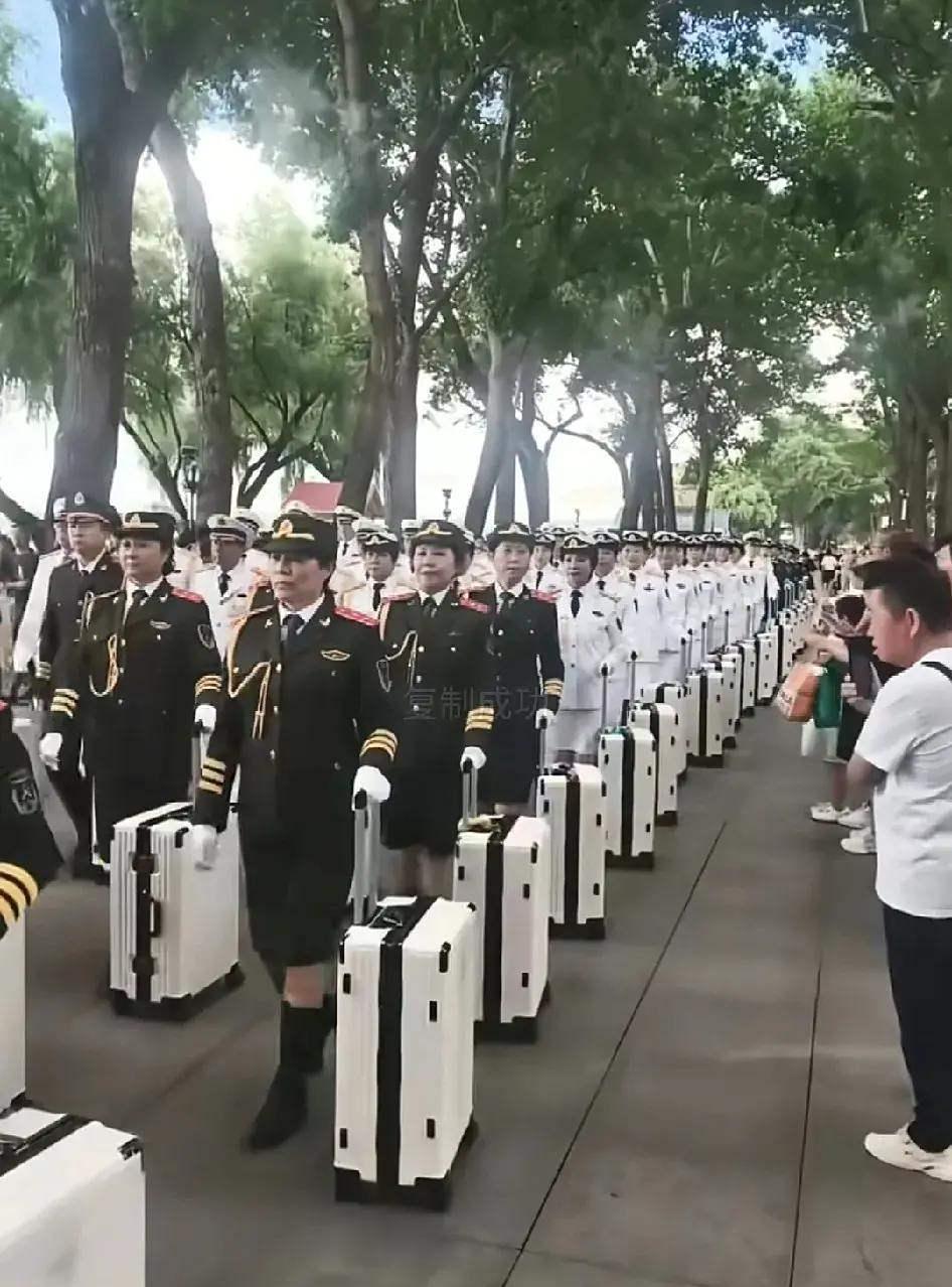 暴走团越来越夸张了，简直是离谱，穿着跟军人一模一样的服装在街上游走，这是对军人形