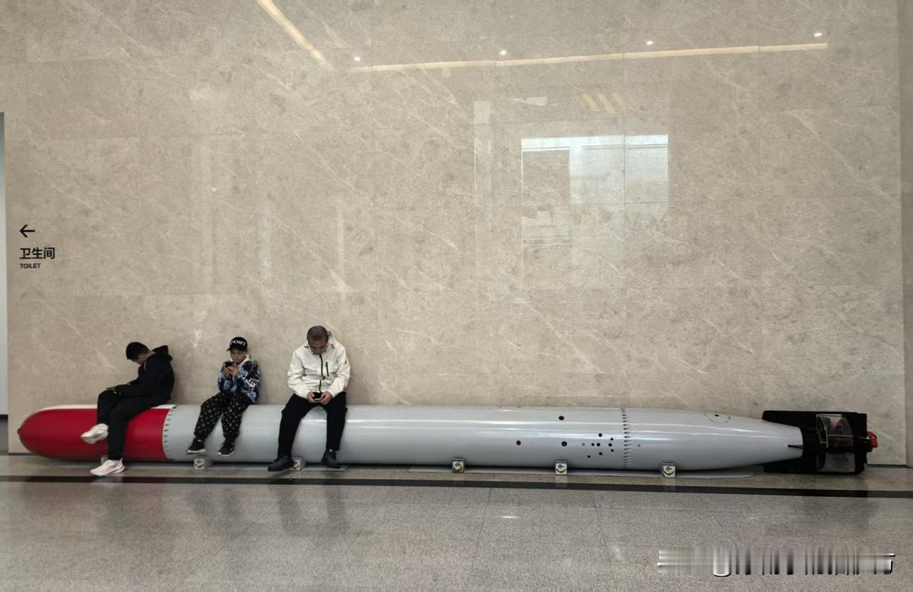 [呲牙笑]鱼雷这么大啊！看照片应该是鱼-1鱼雷。新中国第一款蒸汽瓦斯鱼雷就是鱼-