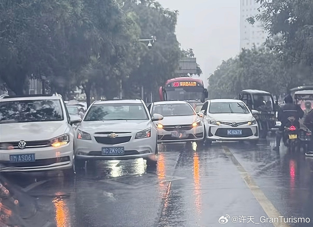 这种车祸直接同时出现一排的足以封路的，只能说神人们碰到一起也太不容易了[doge]大