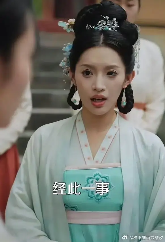 这一看就是把手机放在胸前了这样穿帮的镜头也能审核过去吗？