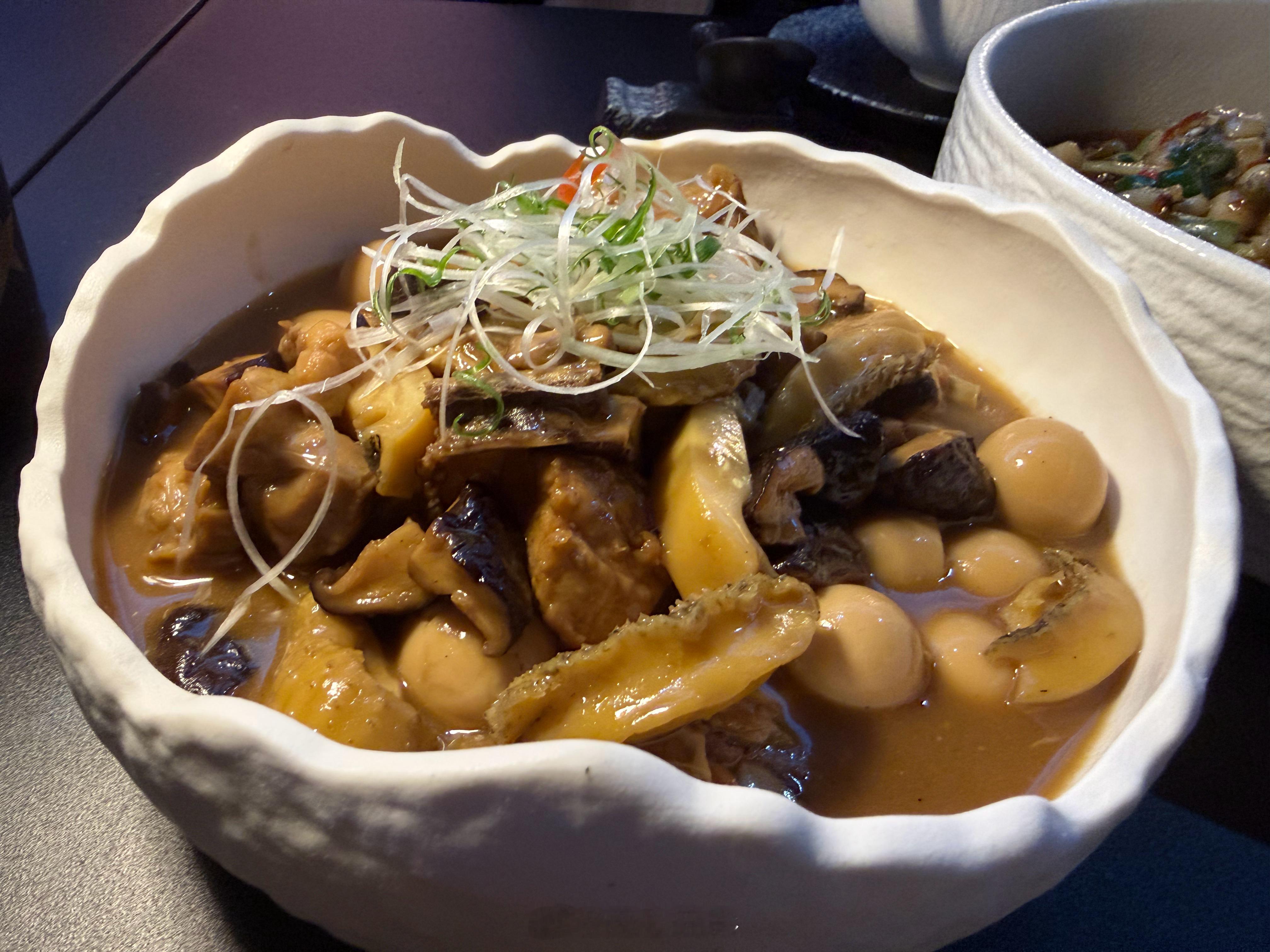 鲍鱼烧鸡，姜丝蛙，山药焖花胶，酸汤海鲜烩饭，辣脑花，红油抄手，虾仁粉丝煲，炸排骨