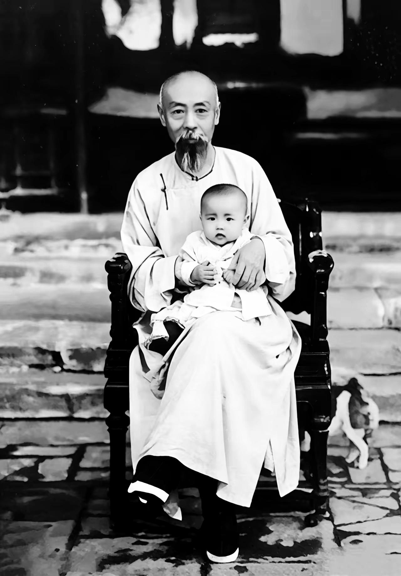 百年前那个夏天，庆亲王奕劻正抱着孙子纳凉，他家基因真绝，儿子们帅得惊为天人。
