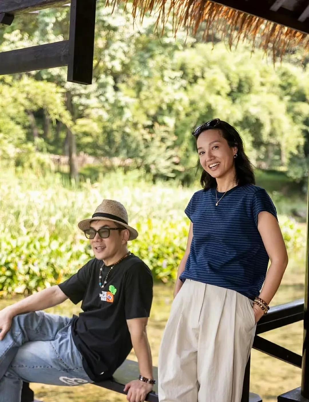 任贤齐晒自己和朱丹的照片，不仔细看还以为周一围换风格了呢！任贤齐在朱丹面前就是