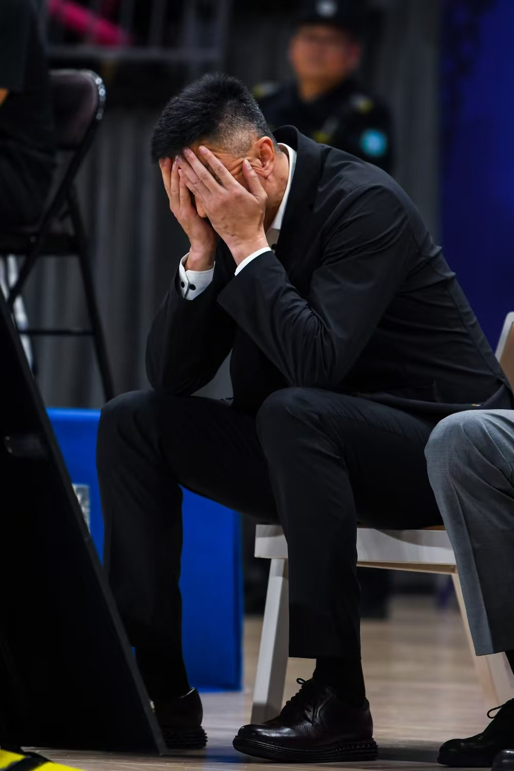 广东狂输40分，问题很尖锐，锋线、内线尺寸太小，防守轮转混乱