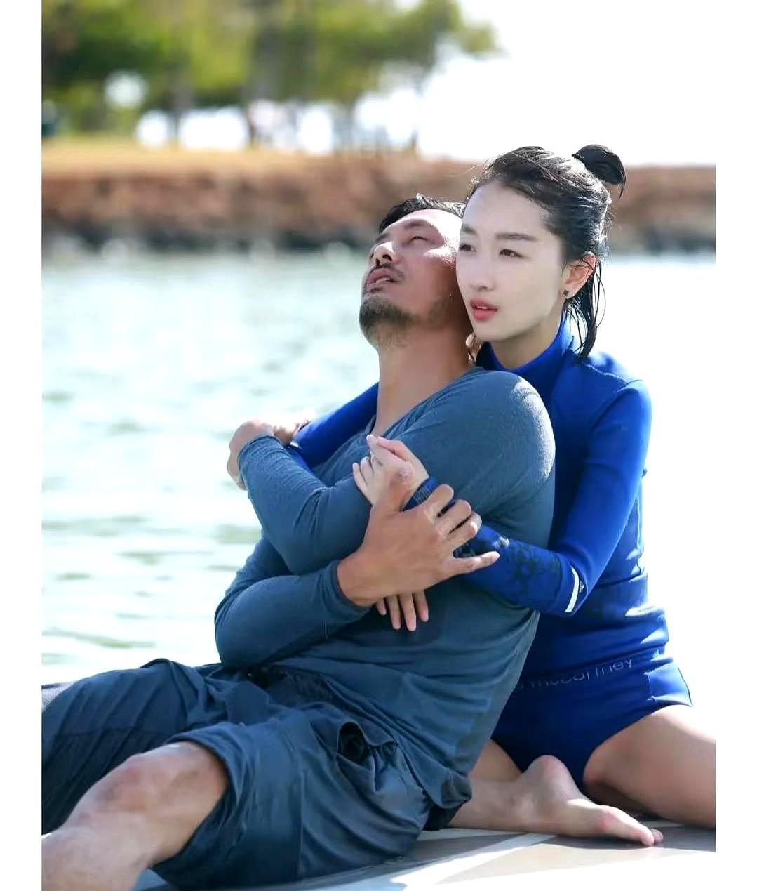 周冬雨穿条泳裤，全网炸了。不是她露得多，是有人心里还卡着老黄历。她不是突然变