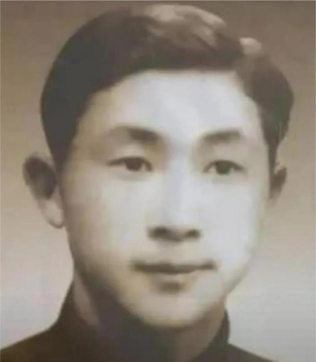 1947年，一位地下党因叛徒出卖被捕。为了把情报送出去，他趁上厕所的机会，三次低