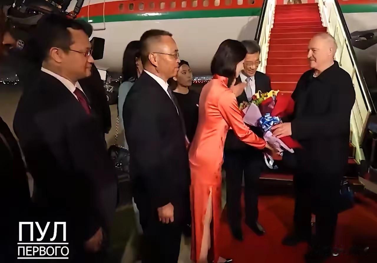 在俄罗斯见完普京，卢卡申科马不停蹄地到中国访问。这次访问的很低调，事先没有发通告
