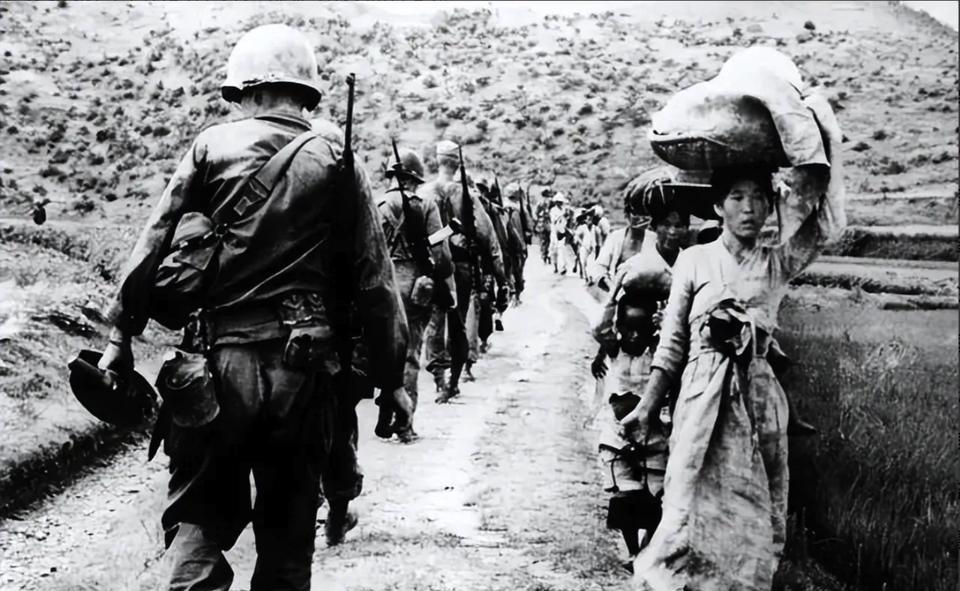 1951年，朝鲜战场上，由泰国王室挂帅的泰国皇家禁卫军，开着坦克扬言“要教志愿军