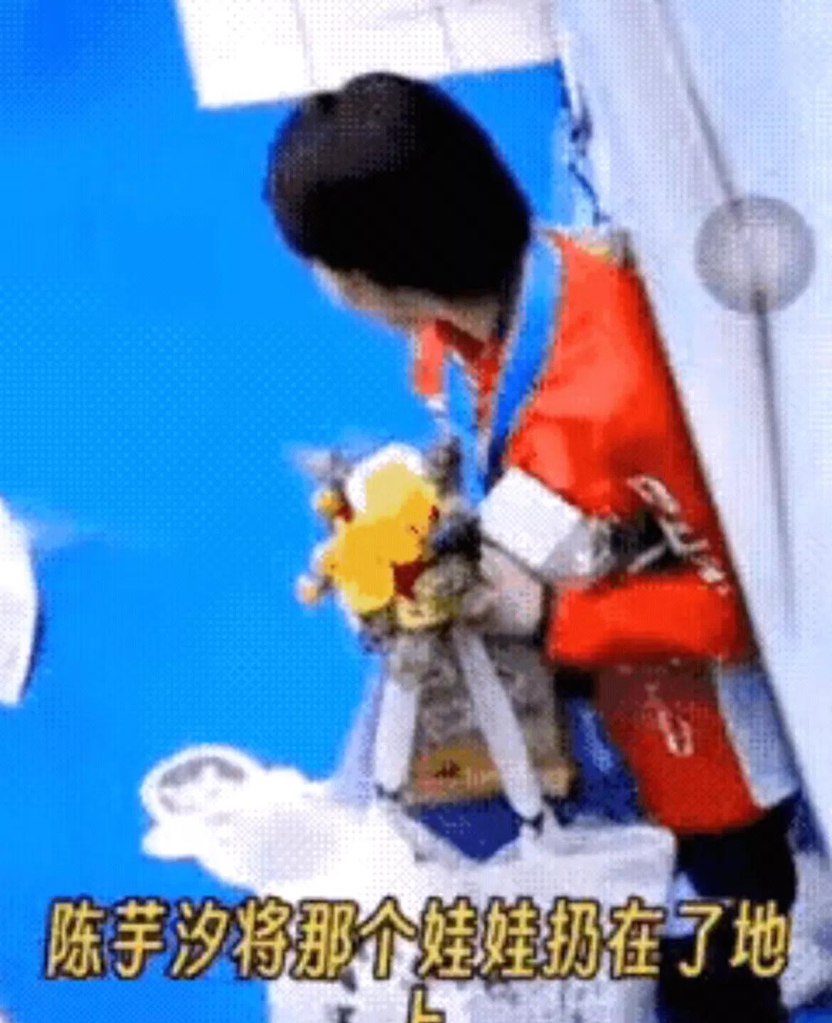 陈芋汐我劝你还是注意点吧，这是万众瞩目的赛场，不是私底下！我都替你担心！同样都