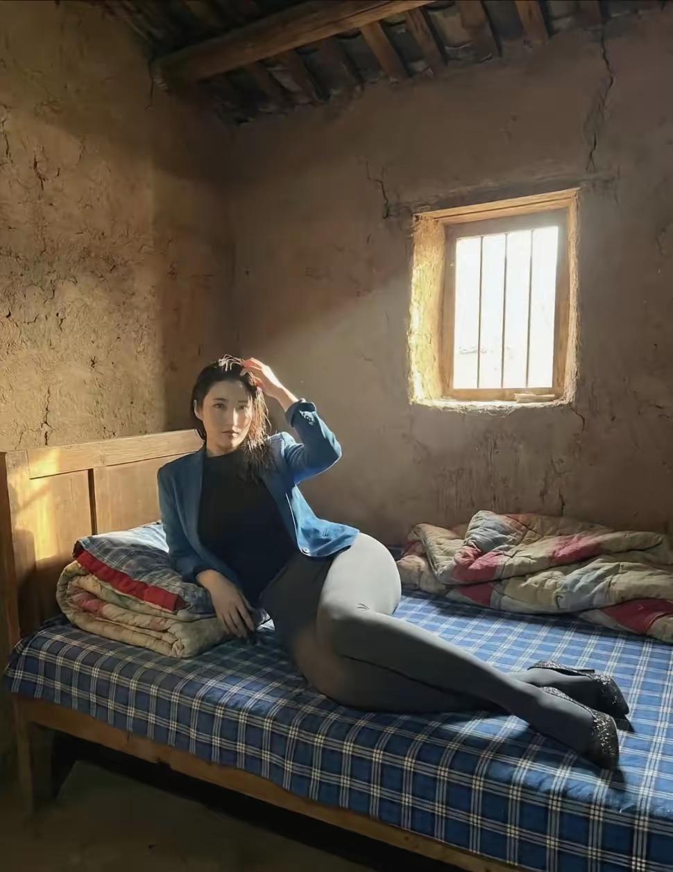 破笼子里养着一只金丝雀。