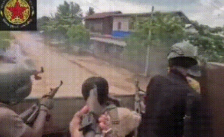 现场曝光：缅甸武装分子偷袭政府军，藏进中国制造的卡车后斗进城，看见人就一通乱射