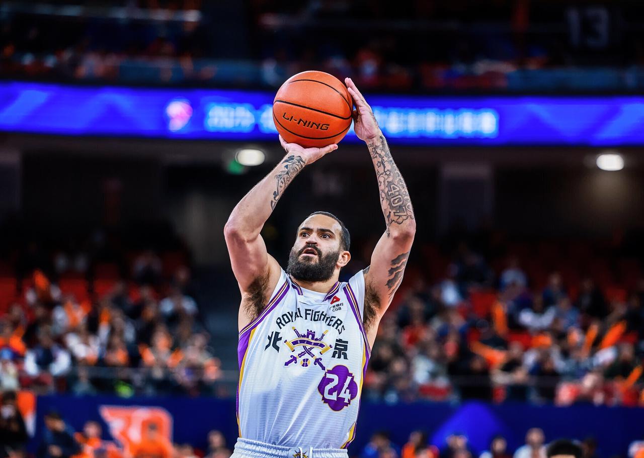 北京北控外援里勒三分反绝杀广州这球运气成分很大啊！但这球在NBA绝对是个十佳球。