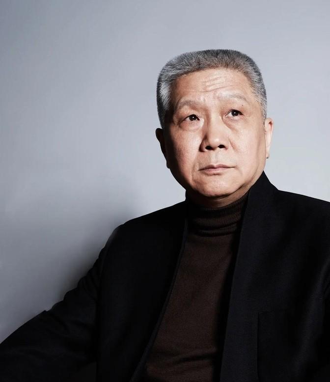 1998年，72岁的抗战老兵马丹林躺在病床上，浑身插满了管子。而他身价100亿的