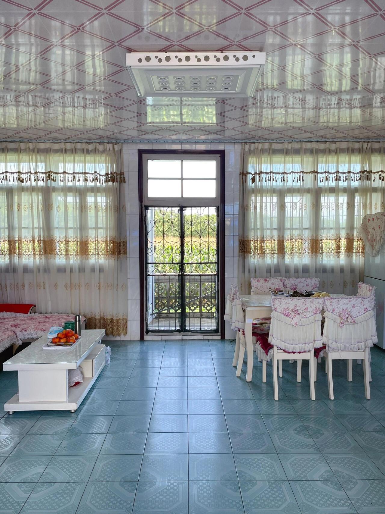 大连一女子晒出农村婆婆家，普普通通却干净整洁！虽是老旧风格的装修，可那屋子收拾得