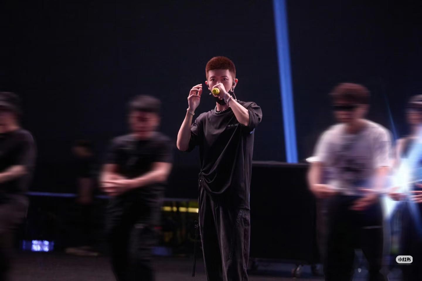 任嘉伦太仓元气森林音乐节深夜彩排花絮照，栗色寸头酷帅不羁！期待今晚音乐节的压轴亮
