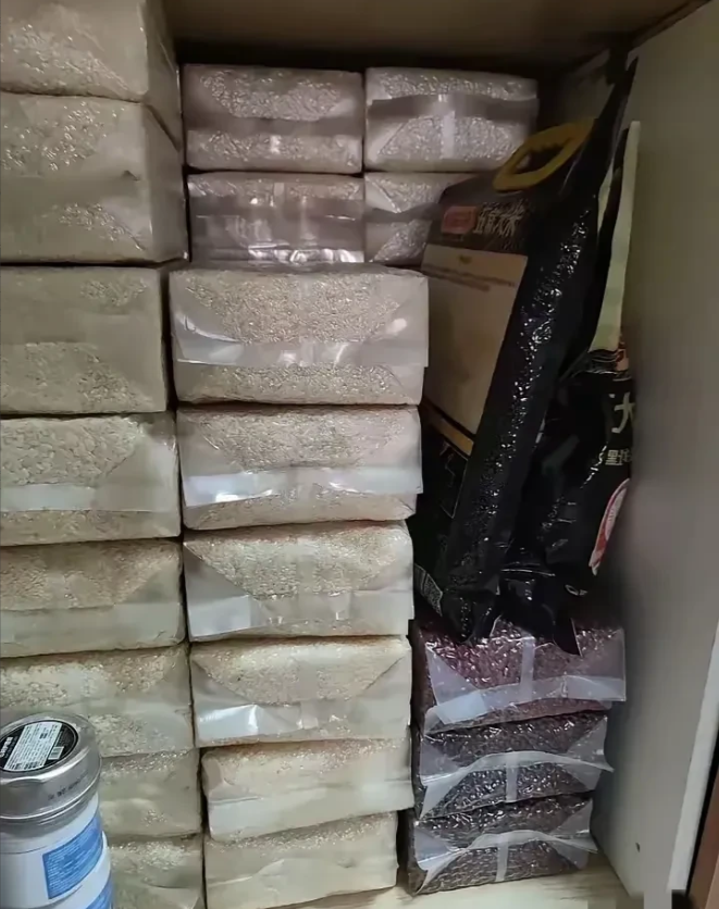 黑龙江一位阿姨在网上诉苦，说自己囤的东西比超市还要多。她和老伴儿一共花了2000
