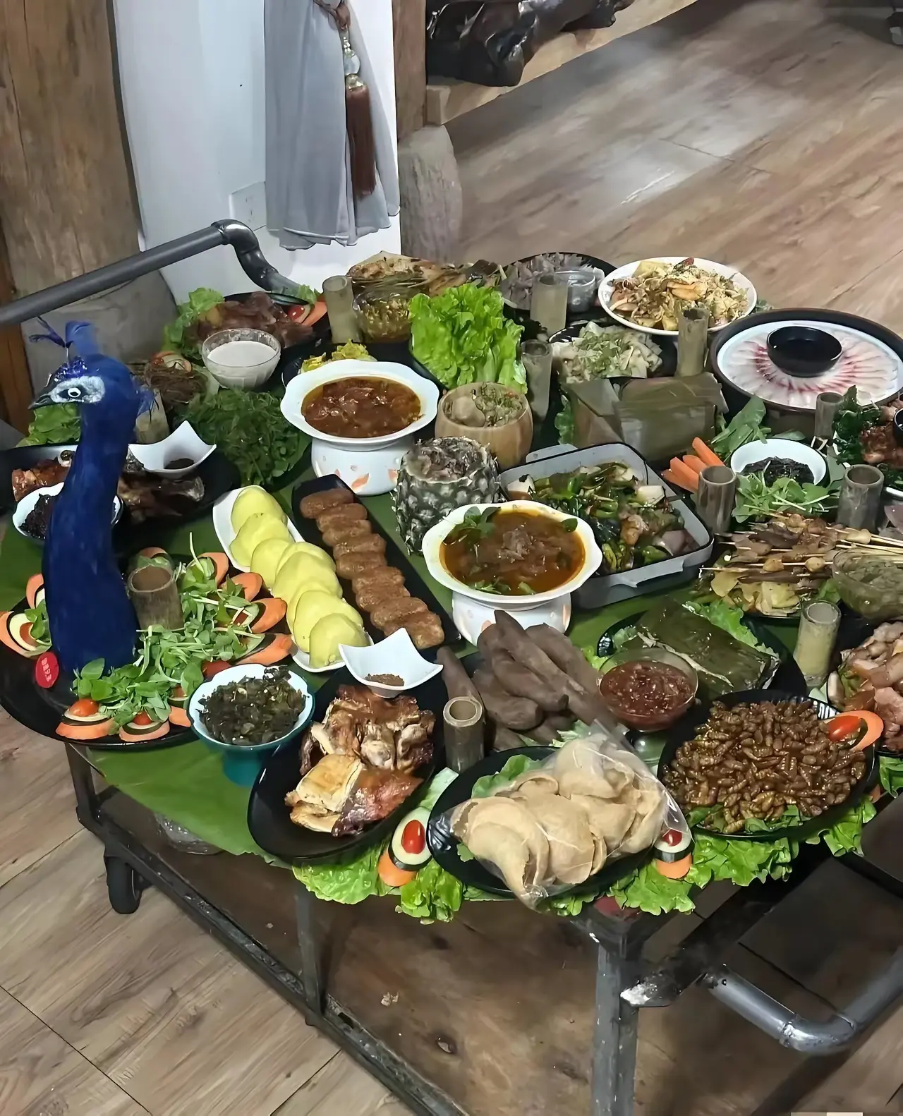 老板请客吃饭，不敢下筷啊！
