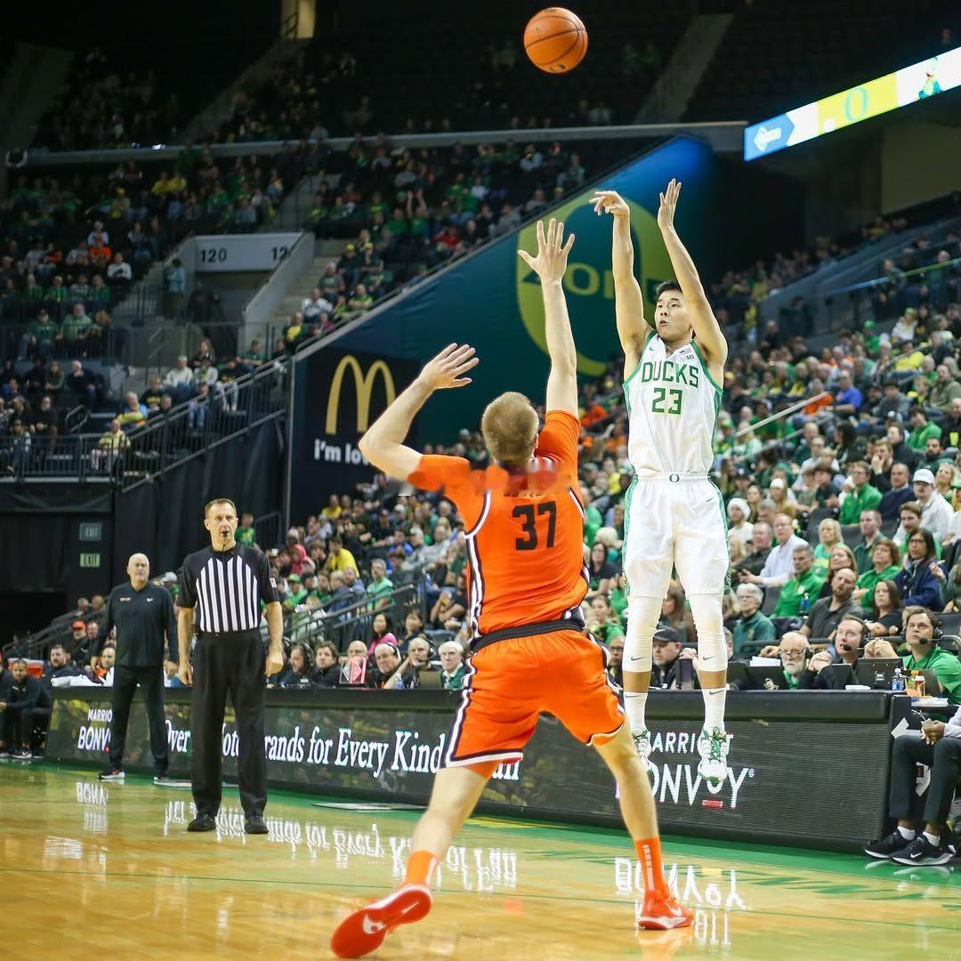 终于投进三分！在刚刚结束的一场NCAA比赛，俄勒冈大学客场以73:84遗憾输给奥