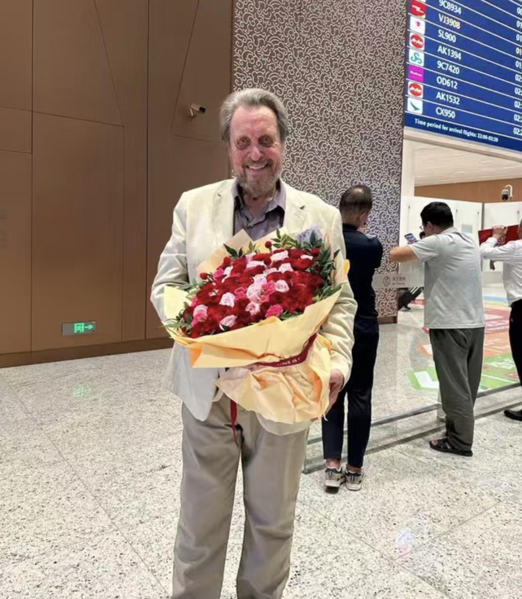 马斯克80岁父亲罕见现身中国广东，他留着满脸络腮胡子，黑眼圈很重，有了大肚腩，状