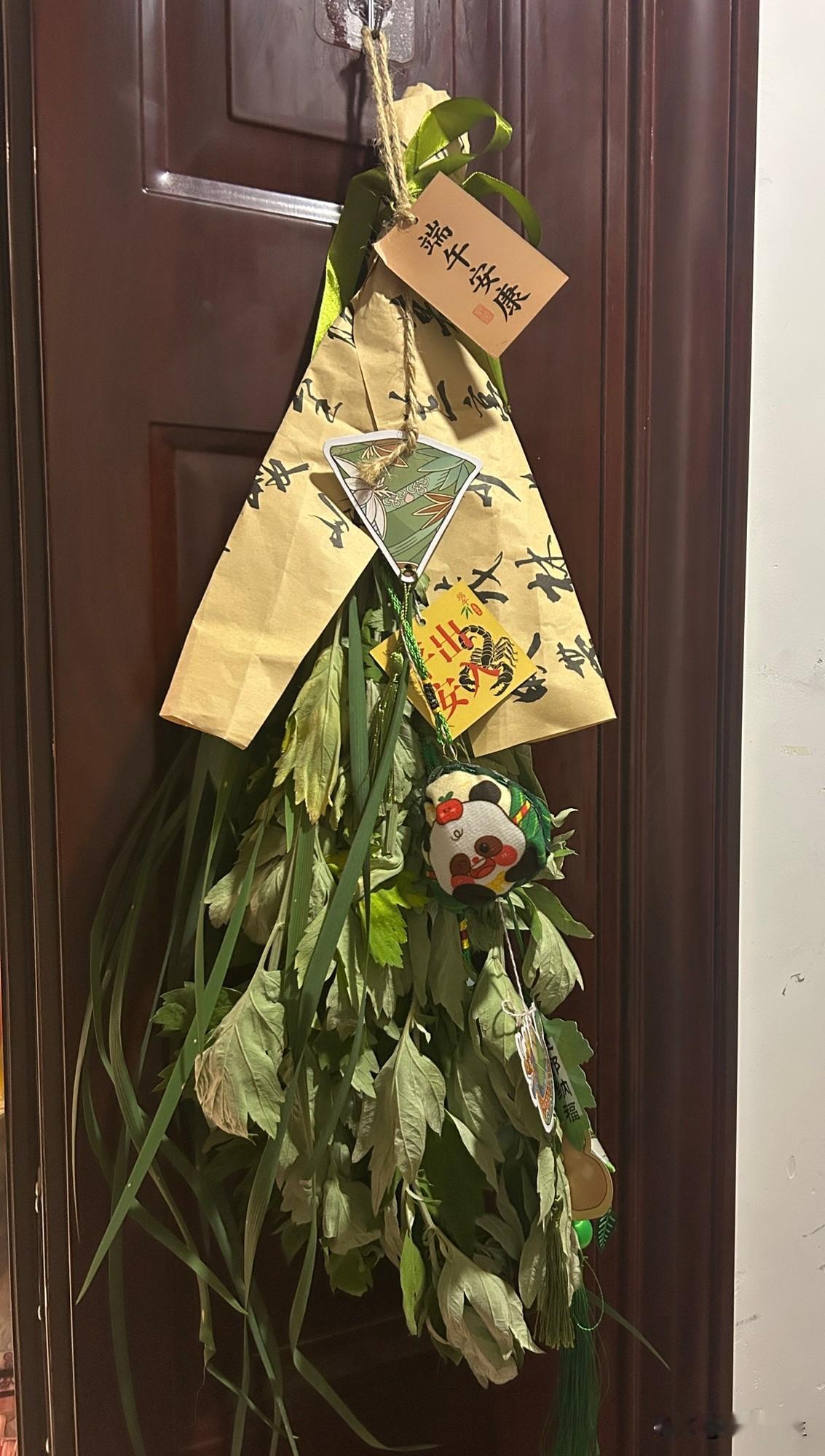 端午节的一天我们这里一整天的闷热潮湿昏暗早起去早市3元买了两把艾草在路边剪